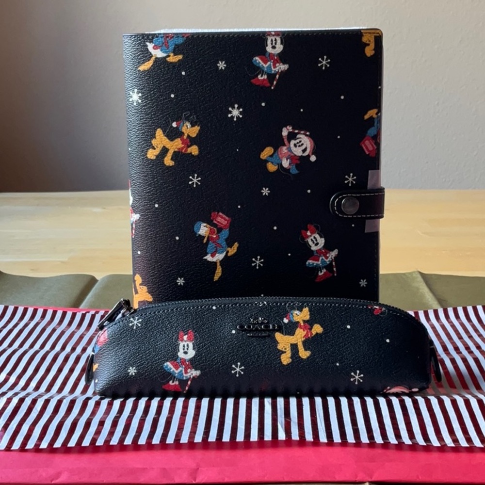 🎁 DISNEY X COACH NOTEBOOK & PENCIL CASE & DUSTCOVER WITH HOLIDAY PRINT 🎁 - Picture 4 of 16